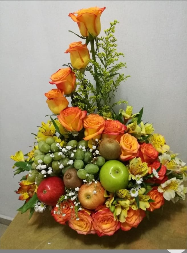 Caja de rosas con frutas y astromelia – floristería chia